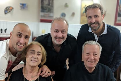 Una foto familiar de los Ginóbili, en la que Manu abraza a Raquel, su mamá. "Lo que más admiro de él es cómo se lleva con los hijos, cómo los maneja y educa, lo buen marido que es. Está siempre pensando en la familia, en sus suegros y en mí", cuenta hoy Raquel