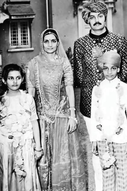 Una foto familiar tomada en 1976, cuando Manvedra tenía 11 años. Tomada en el palacio de Vijay, durante el festival de Dusera. En la imagen aparecen sus Majestades de Rajpipla: el maharajá Raghubuir Singh Gohil y su mujer, la maharani Rukmani Devi. A la izquierda, la hermana de Manvedra, la princesa Minaxi Kumari.