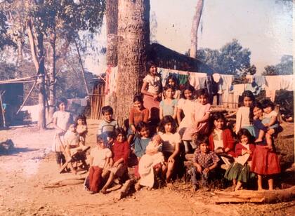 Una foto grupal de muchos de los niños del paraje el Candado, donde vivían apenas ocho familias