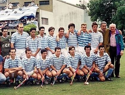 Una foto histórica del club Ciudad de Buenos Aires, con varios históricos como Marcelo Garraffo -sin ropa de jugador-, Cachito Vigil, los hermanos Jorge y Pablo Lombi, Santiago Capurro, Maximiliano Caldas y Edgardo Pailós; Ferrara es el séptimo jugador entre los parados, de izquierda a derecha