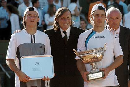 Una foto histórica: Gaudio, con la Copa de los Mosqueteros que le entregó Guillermo Vilas, y la frustración de Coria