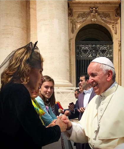 Una foto histórica, una de las contadísimas veces que Agatha Ruiz se vistió de negro, cuando fue a ver al papa Francisco