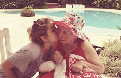 Una foto junto a su amada abuela, doña Alda