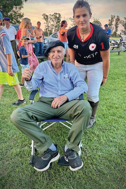 Una foto lindísima de Luján con su abuelo, una leyenda del polo, que jamás se pierde un partido de sus nietos. El ex integrante del mítico Coronel Suárez ganó 17 veces el Abierto de Palermo