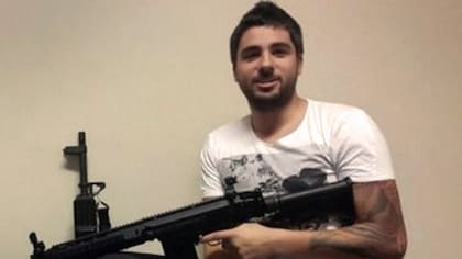 Una foto muestra al acusado empuñar un fusil