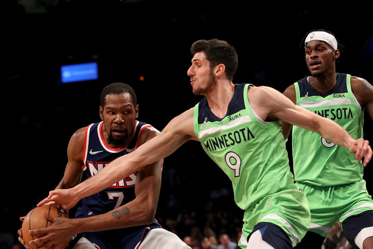Una foto para un póster de un familiar: Leandro Bolmaro disputándole la pelota a un monstruo de la NBA, Kevin Durant; el cordobés jugó medio partido en la ajustada caída de Minnesota Timberwolves contra Brooklyn Nets en Nueva York.