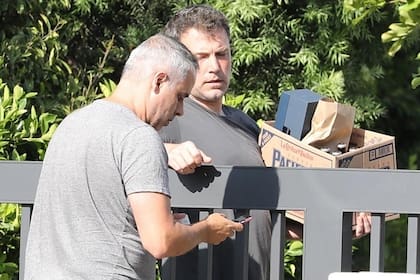 Una foto preocupante: a Ben Affleck le llega un delivery de alcohol