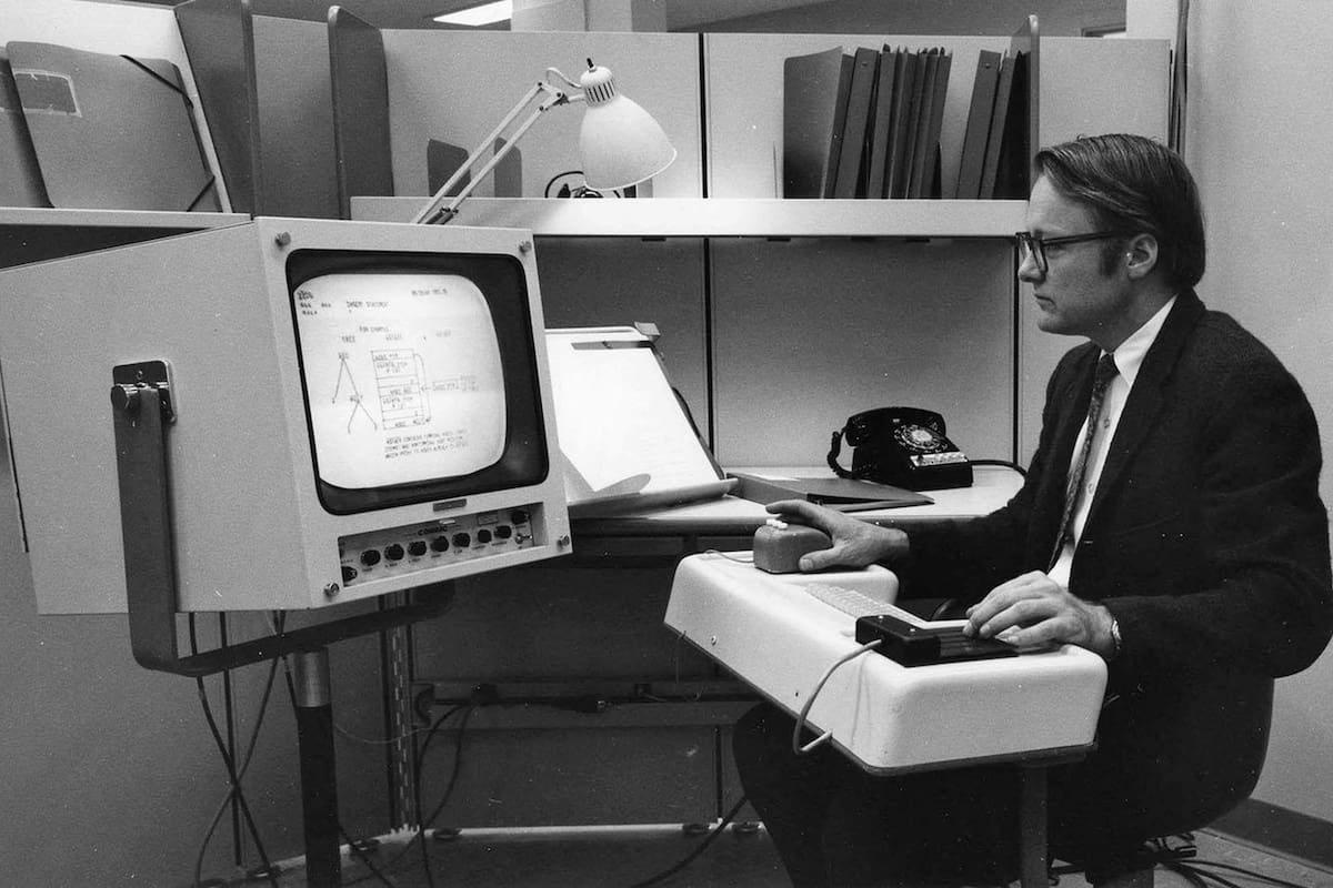 Una foto promocional del NLS, el sistema diseñado por Engelbart, con el mouse, la pantalla con ventanas y una interfaz gráfica y, para la mano izquierda, una pedalera que no prosperó
