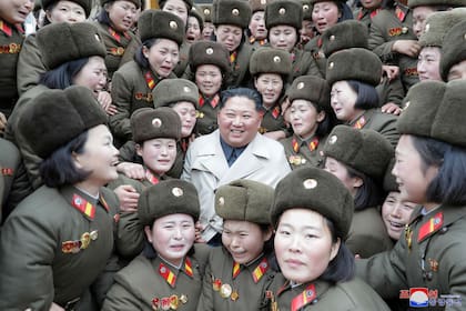 Una foto proporcionada por la agencia de noticias estatal de Corea del Norte (KCNA) el 25 de noviembre de 2019, muestra al líder norcoreano Kim Jong Un, visitando la unidad militar en la isla de Changri en la costa oeste