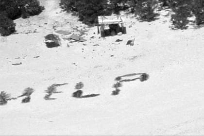 Una foto proporcionada por la Guardia Costera de los Estados Unidos muestra la palabra "ayuda" escrita con hojas de palma en la isla deshabitada de Pikelot en Micronesia.