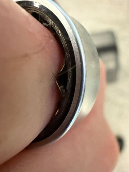 Una foto que muestra como la batería interna del Galaxy Ring se hinchó impidiendo que @ZONEofTECH se quitara el anillo inteligente