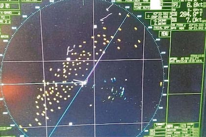 Una foto que se repite: centenares de buques pesqueros extranjeros ilegales, captados por un radar dentro del territorio marítimo argentino