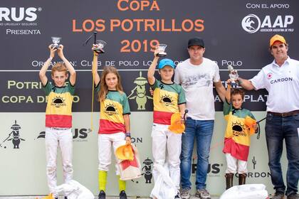 Una foto que Simón Brané, Emma y Antonio De Narváez y Gabriel Nutze Crisciani querrán conservar: los subcampeones de la copa de plata de la Potrillitos en el podio junto a Ignacio y Eduardo Heguy.