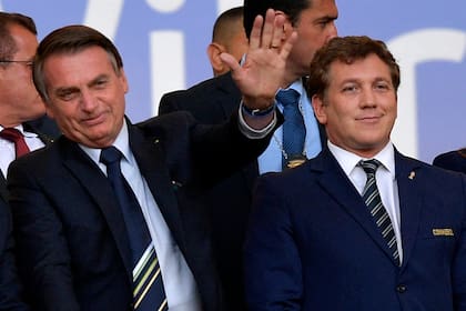 Una foto que volverá a repetirse: Jair Bolsonaro, presidente de Brasil, y Alejandro Domínguez, máximo dirigente de la Conmebol; la Copa América se mudó a Brasil luego de las salidas de Argentina y Colombia de la organización.