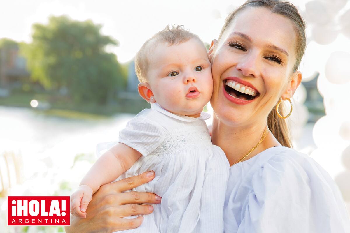 Una foto soñada de la modelo con su heredera, la gran protagonista. Los looks de Ana fueron elegidos el día anterior por su mamá y sus madrinas.
“Sacamos todos los vestidos, que tiene miles, y optamos por dos”, contaron.