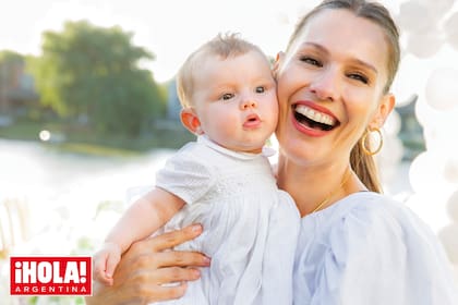 Una foto soñada de la modelo con su heredera, la gran protagonista. Los looks de Ana fueron elegidos el día anterior por su mamá y sus madrinas.
“Sacamos todos los vestidos, que tiene miles, y optamos por dos”, contaron.