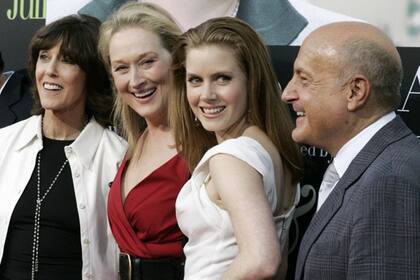 ¡Una foto todos juntos! La directora Nora Ephron junto a las actrices Meryl Streep y Amy Adams y el productor Lawrence Mark, en el estreno del film Julie and Julia