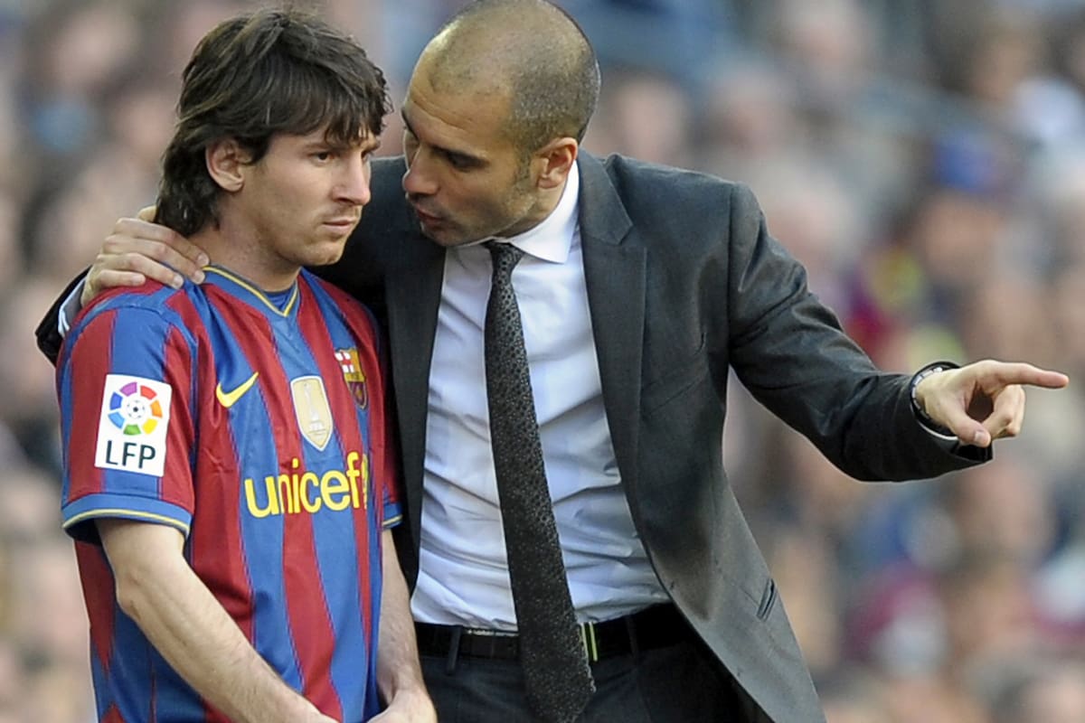 Una foto tomada el 24 de abril de 2010 muestra al entrenador del Barcelona Pep Guardiola (derecha) hablando con el delantero argentino del Barcelona Lionel Messi durante su partido de fútbol de la Liga española entre el Barcelona y el Jerez en el estadio Camp Nou de Barcelona.