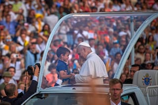 Una foto viral del papa León XIV y un niño de Barcelona desató una búsqueda de su familia