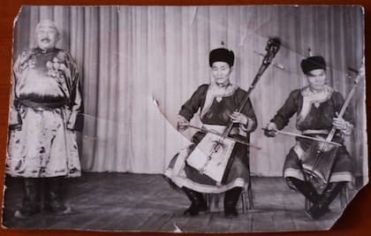 Una fotografía antigua en la que se ve, en el centro, a Gomborodj (el padre de Erdenebaatar) y, a su izquierda, a Dauga (el primer maestro de Erdenebaatar)