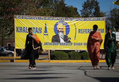 Una fotografía del activista Hardeep Singh Nijjar, en una pancarta en el exterior del Guru Nanak Sikh Gurdwara Sahib, en Surrey, en la Columbia Británica, el lugar donde fue asesinado, el 18 de septiembre de 2023, .(Darryl Dyck/The Canadian Press vía AP)