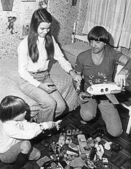 Una fotografía del álbum familiar: Carlitos jugando con sus dos hijos, Laura y Martín.