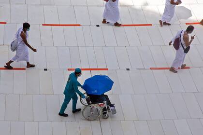 Una fotografía del Ministerio de Medios saudí muestra a los peregrinos circulando alrededor de la Kaaba