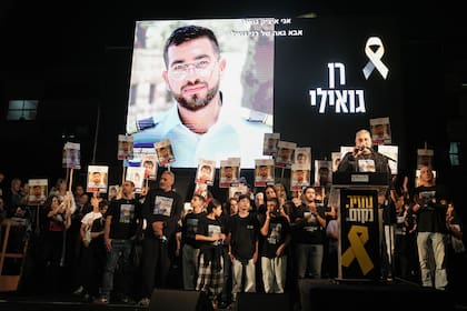 Una fotografía del rehén asesinado Ran Gvili, cuyos restos están retenidos por Hamas en la Franja de Gaza, se muestra durante una protesta que exigía el regreso de los rehenes fallecidos retenidos en Gaza
