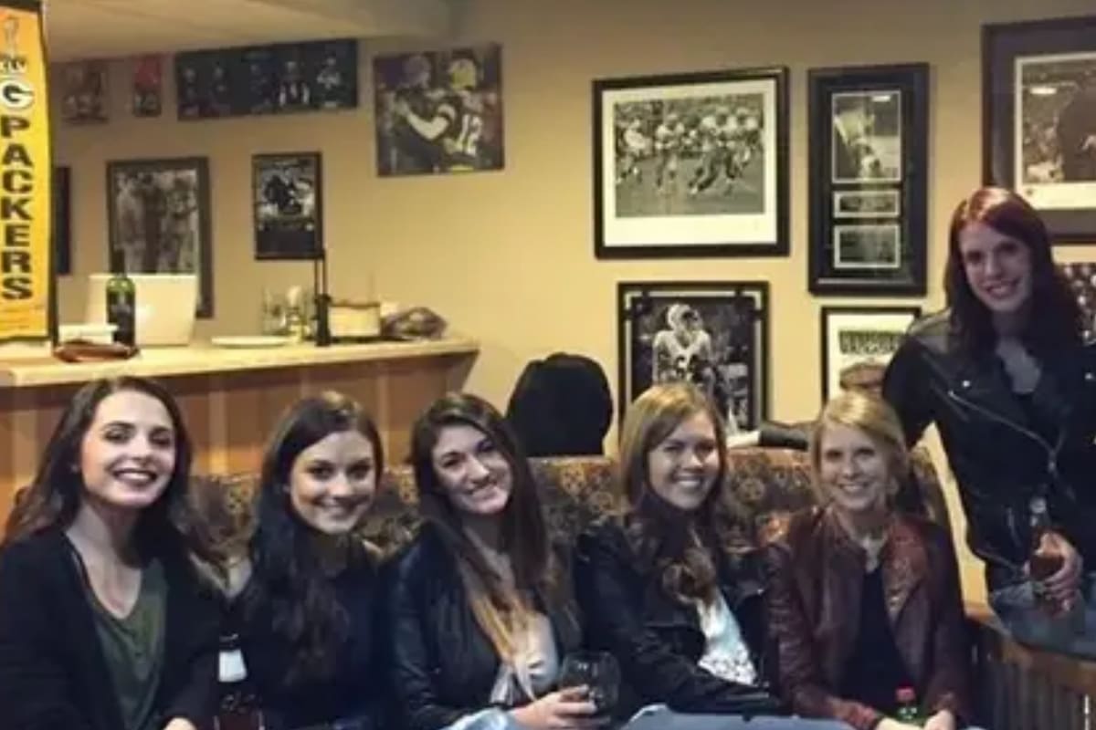 Una fotografía entre amigas se hizo viral en las redes sociales porque una de ellas parece que no tiene piernas