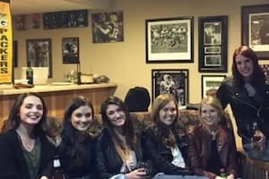 Una fotografía entre amigas se hizo viral en las redes sociales porque una de ellas parece que no tiene piernas