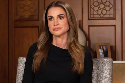 Una fotografía proporcionada por el Servicio de Prensa de la reina Rania de Jordania el 24 de octubre de 2023 muestra a la reina Rania hablando en una entrevista exclusiva de CNN desde Amán sobre los bombardeos en Gaza.