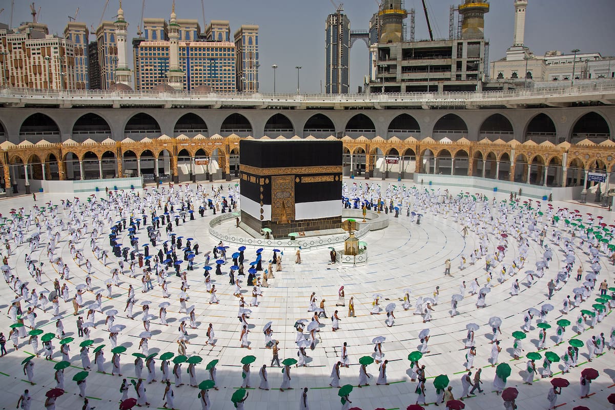 Una fotografía publicada por el ministerio de medios saudí muestra a los peregrinos dando vueltas alrededor de la Kaaba, el santuario más sagrado del Islam, en el centro de la Gran Mezquita en la ciudad sagrada de La Meca al comienzo de la peregrinación anual al Hajj musulmán el 29 de julio de 2020