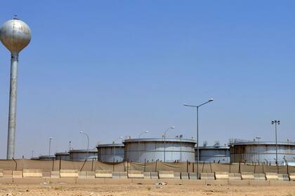 Una fotografía tomada el 15 de septiembre de 2019 muestra una instalación petrolera de Aramco en las afueras de la capital saudita, Riad