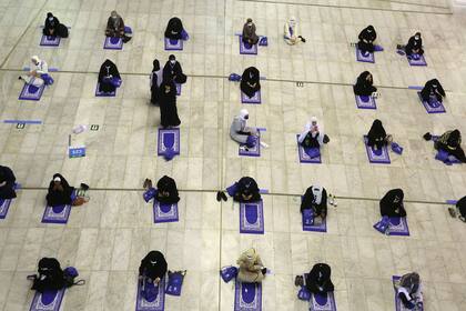 Una fotografía tomada el 29 de julio de 2020 muestra al primer grupo de mujeres peregrinas rezando en la Gran mezquita de la ciudad sagrada de La Meca al comienzo de la peregrinación musulmana anual del Hajj