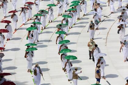 Una fotografía tomada el 29 de julio de 2020 muestra a los peregrinos dando vueltas alrededor de la Kaaba, el santuario más sagrado del Islam, en el centro de la Gran Mezquita en la ciudad sagrada de La Meca, al comienzo de la peregrinación anual al Hajj musulmán