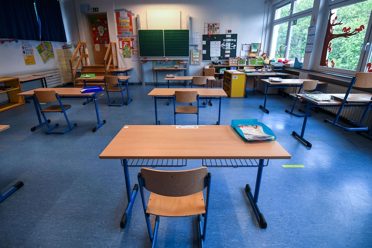 Una fotografía tomada el 4 de mayo de 2020 muestra un aula de la escuela primaria de Petri vacía, en Dortmund, Alemania, en medio de la pandemia de coronavirus
