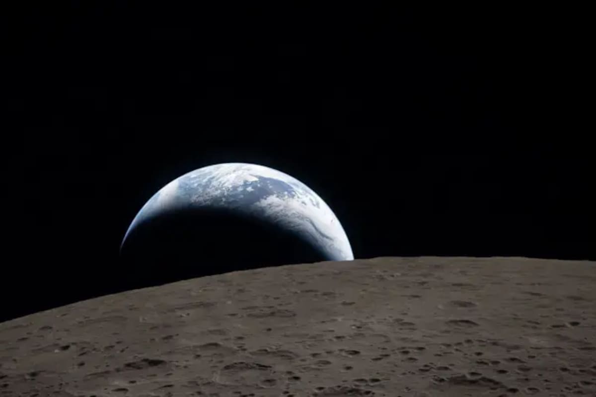 Una fotografía tomada por la tripulación de Artemis durante un sobrevuelo de siete horas alrededor de la Luna