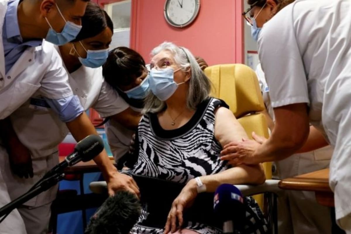 Una francesa de 78 años recibe la vacuna de Pfizer-BioNTech.
