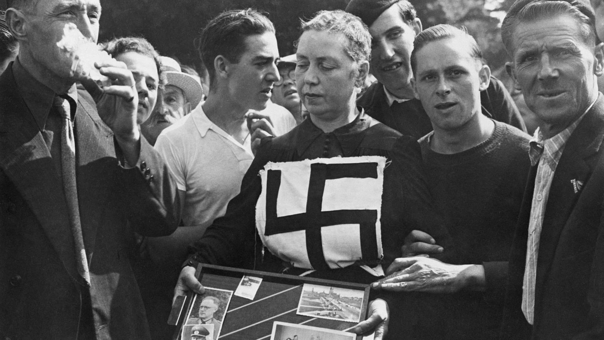 Una francesa, supuesta colaboradora de los nazis en la ciudad de Laval (Francia), es señalada con la esvástica tras la liberación de la localidad por los estadounidenses. Getty Images