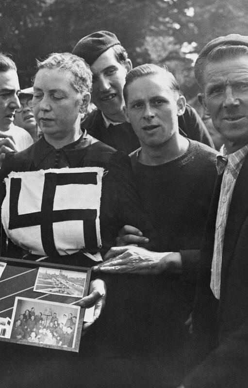 Una francesa, supuesta colaboradora de los nazis en la ciudad de Laval (Francia), es señalada con la esvástica tras la liberación de la localidad por los estadounidenses. Getty Images