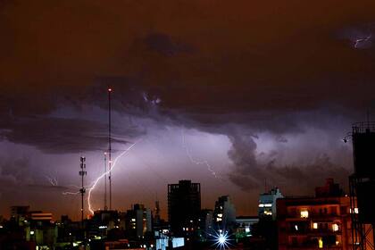 Una fuerte tormenta de viento y lluvia cayó sobre Buenos Aires causando graves daños