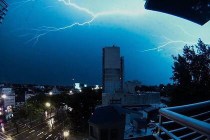 Una fuerte tormenta de viento y lluvia cayó sobre Buenos Aires causando graves daños