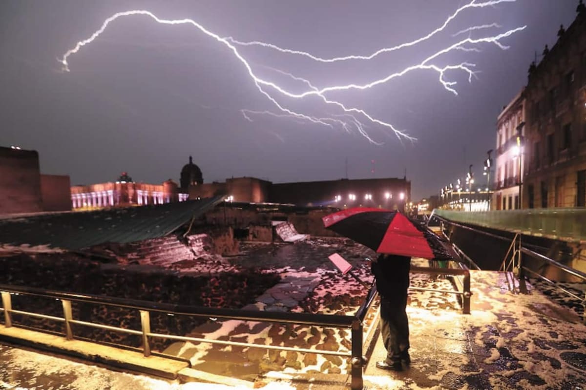 Una fuerte tormenta eléctrica azotó a la Ciudad de México en la última noche, y los videos de los rayos extremos invadieron las redes sociales