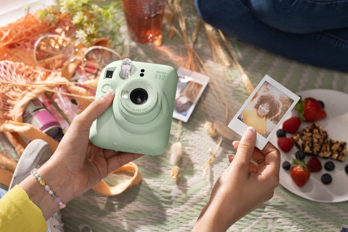 Una Fujifilm Mini 12; la cámara es digital y permite imprimir las fotos con una impresora interna en un papel especial