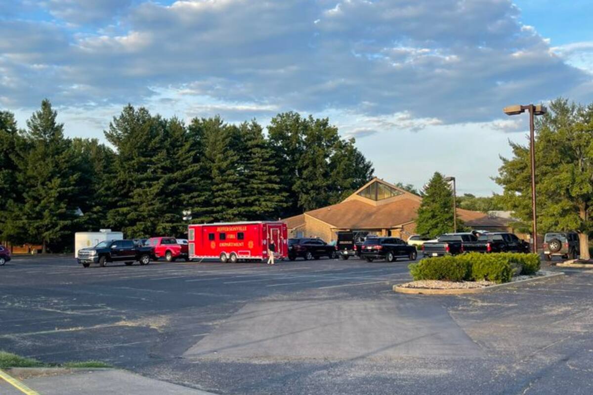 Una funeraria de Indiana fue asegurada por la policía después del hallazgo de más de 30 cuerpos y cenizas de otras 16 personas