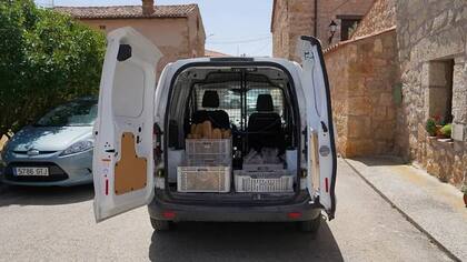 Una furgoneta reparte pan semanalmente a los pocos residentes que quedan en Avellanosa de Muñó