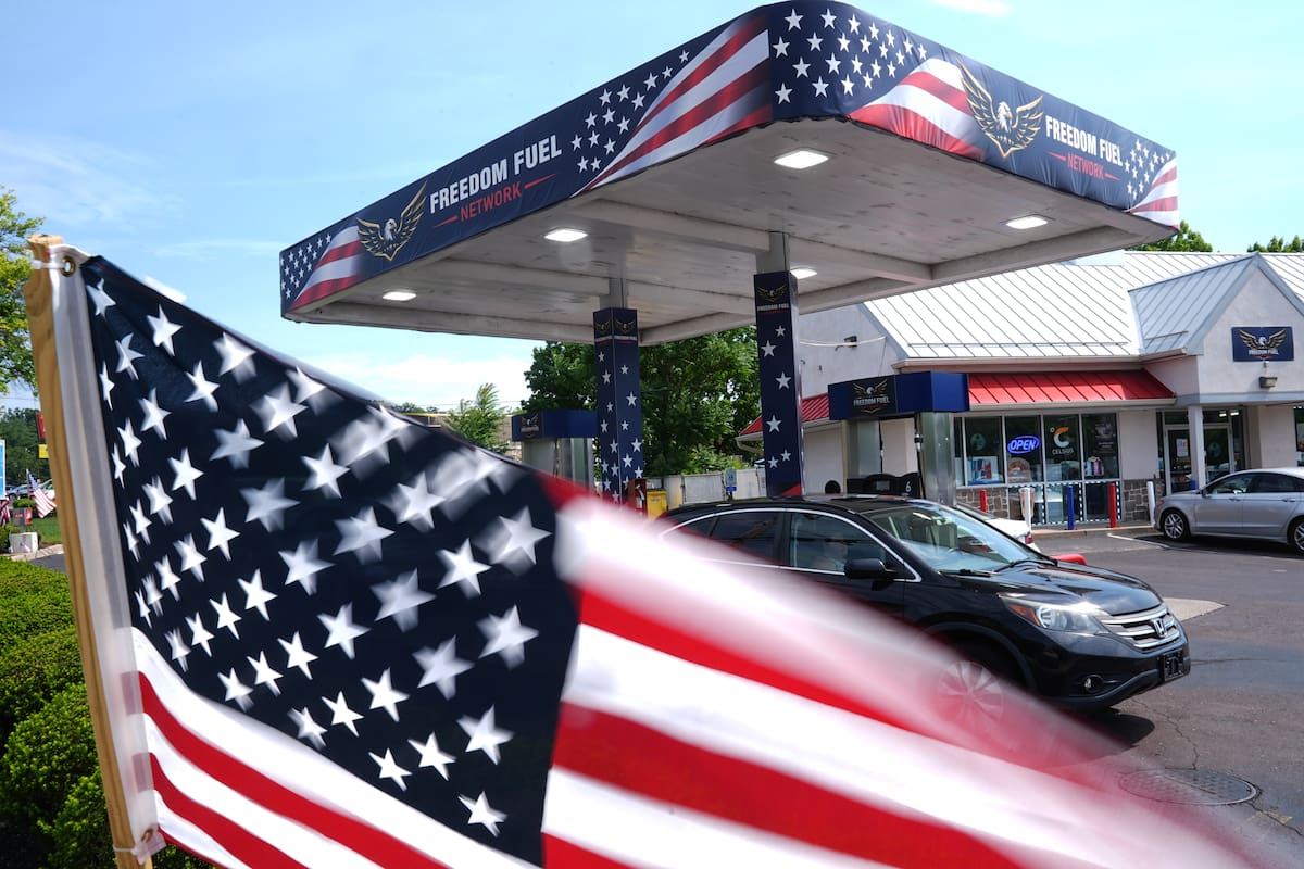 Una gasolinera de la red “Freedom Fuel” en Dresher, Pensilvania, el 10 de julio del 2026. (AP foto/M