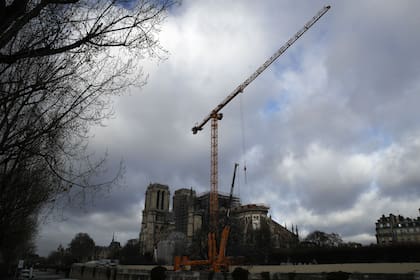 Una gigantesca grúa llegó a las inmediaciones de la Catedral de Notre Dame el pasado 16 de diciembre para ayudar con las tareas de reparación