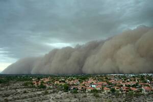 Una gigantesca nube de polvo se aproxima al área metropolitana de Phoenix debido a una tormenta monzónica que levanta el polvo, el lunes 25 de agosto de 2025. (AP Foto/Ross D. Franklin)