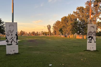 Una gigantografía de Vivas y una de Rubiolo en el campo de deportes de CRaR son inspiración para los más chicos que practican este deporte.